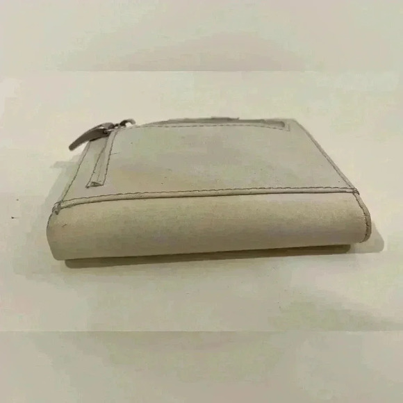 Fossil Women’s 
Logan Mini Multifunction Leather White‎ Wallet - Picture 8 of 12
